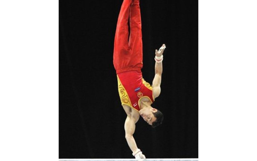 Виступ китайського спортсмена Бо Лу на Чемпіонаті Світу зі спортивної гімнастики у Роттердамі. / © AFP