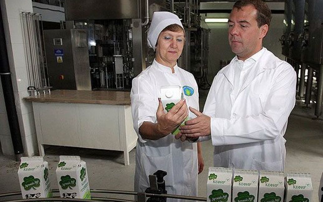 Дмитро Мєдвєдєв ознайомився з роботою Оренбурзького молочного комбінату / © kremlin.ru