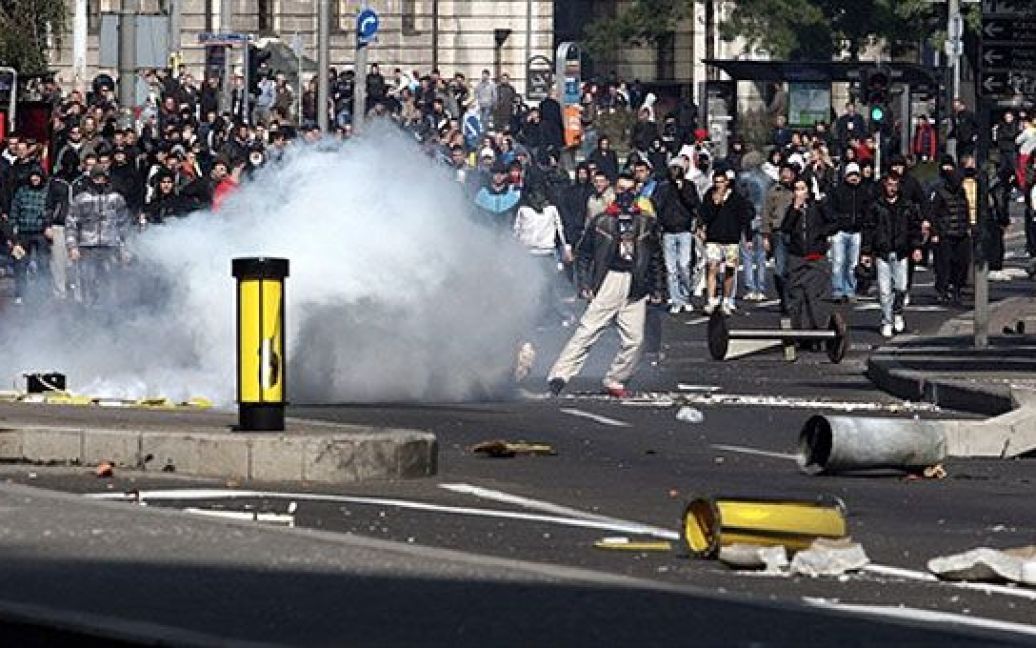 Хулігани намагалися прорвати кордони, закидали правоохоронців камінням, громили автобуси та автомобілі. / © AFP