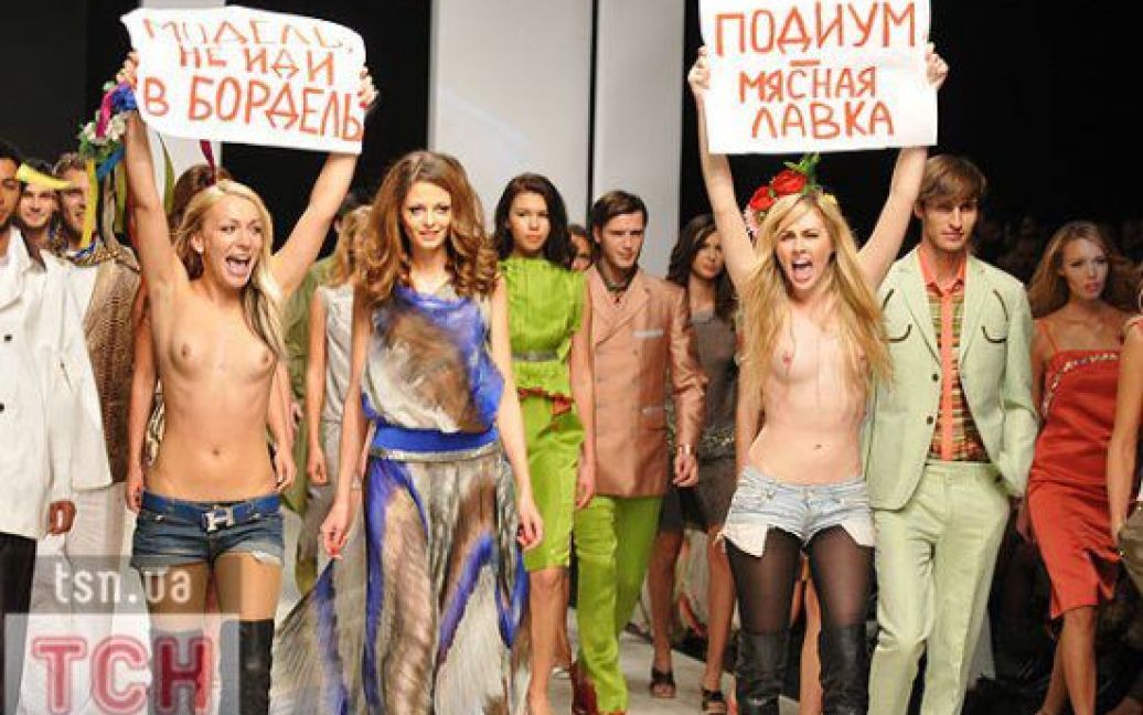 Під час фінального виходу моделей дівчата з FEMEN пойшлись разом із ними. / © ТСН.ua