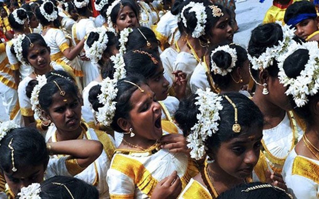Учні приватної школи з південного штату Карнатака у яскравих костюмах беруть участь в урочистому параді на честь Дня незалежності Індії у Червоному Форті в Нью-Делі / © AFP