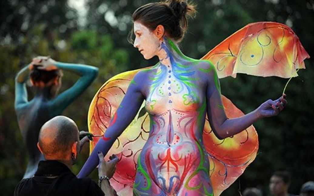 Колумбія, Медельїн. Художник розписує тіло моделі під час 6-го фестивалю мистецтв у Меделіні. / © AFP