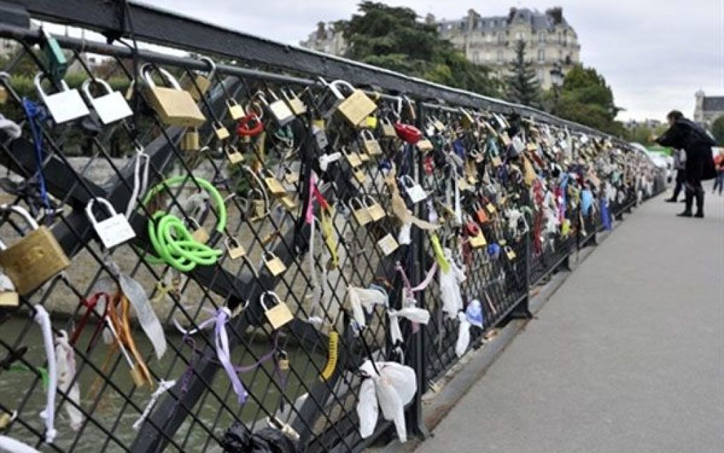 Франція, Париж. "Замки кохання", розвішані на "мосту Мистецтв" перед собором Нотр-Дам у Парижі. / © AFP