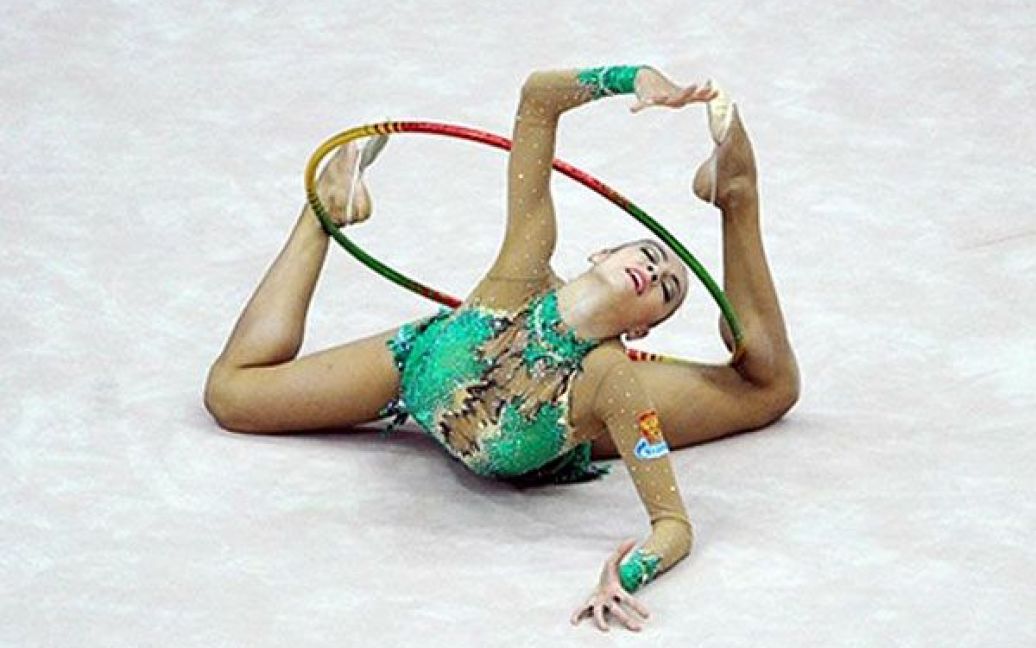 Євгенія Канаєва (Росія) виконує вправу з обручем. Євгенія Канаєва завоювала золоту медаль чемпіонату світу-2010 у вправах з обручем і срібну медаль у вправах зі скакалкою. / © AFP