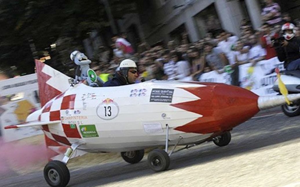 В іспанському місті Віго відбулись божевільні гонки на неймовірних автомобілях "Red Bull Wacky Races 2010". / © AFP