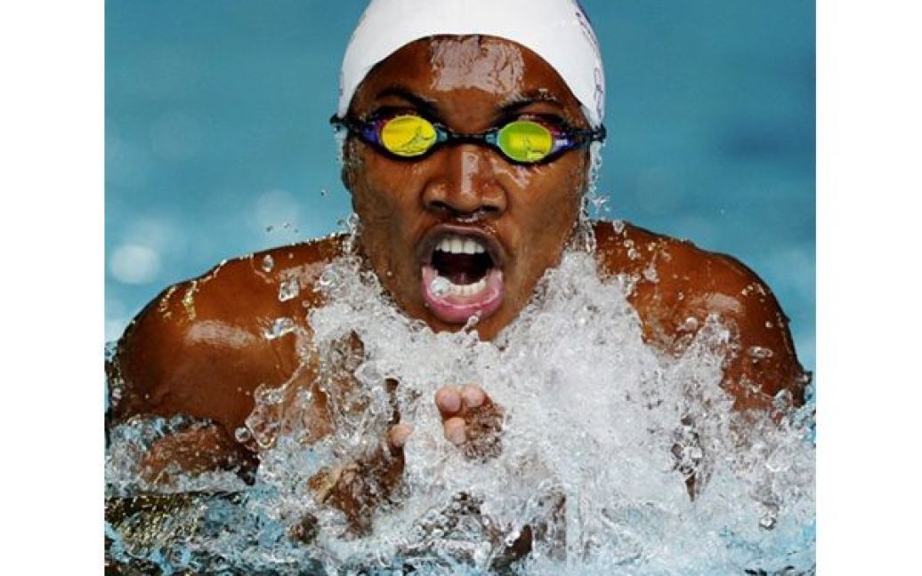 Цилавіна Раманантоза з Мадагаскару змагається у запливі на 200 метрів на Юнацьких олімпійських Іграх у Сінгапурі. / © AFP