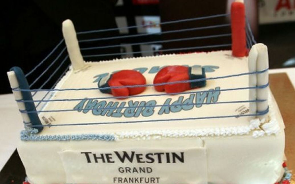 Володимир Кличко також подарував своєму майбутньому суперникові торт у вигляді боксерського рингу. / © Klitschko / Facebook
