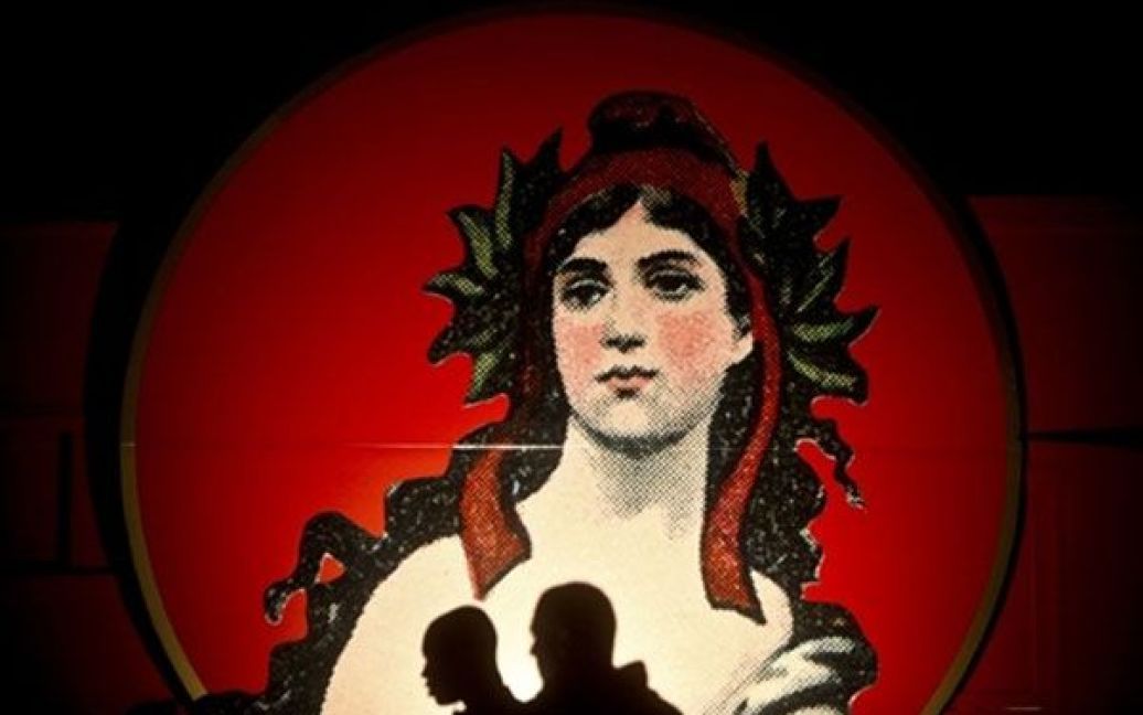 Португалія, Лісабон. Люди гуляють площею Террьєро до Пако під час святкування сторіччя з дня встановлення Португальської Республіки. / © AFP