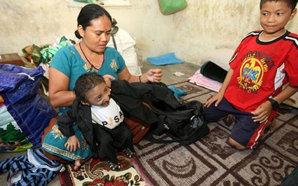 Хагенра Тапа Магар, його мати Дхана Майя Тапа і його молодший брат Махеш Тапа / © AFP