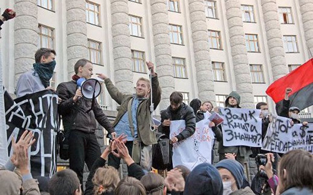 Студенти тримали плакати "Знання - не на продаж", "Студентська солідарність", "За $ знання не купити", "Студенти - не кріпаки", а також прапори України та Української повстанської армії / © УНІАН