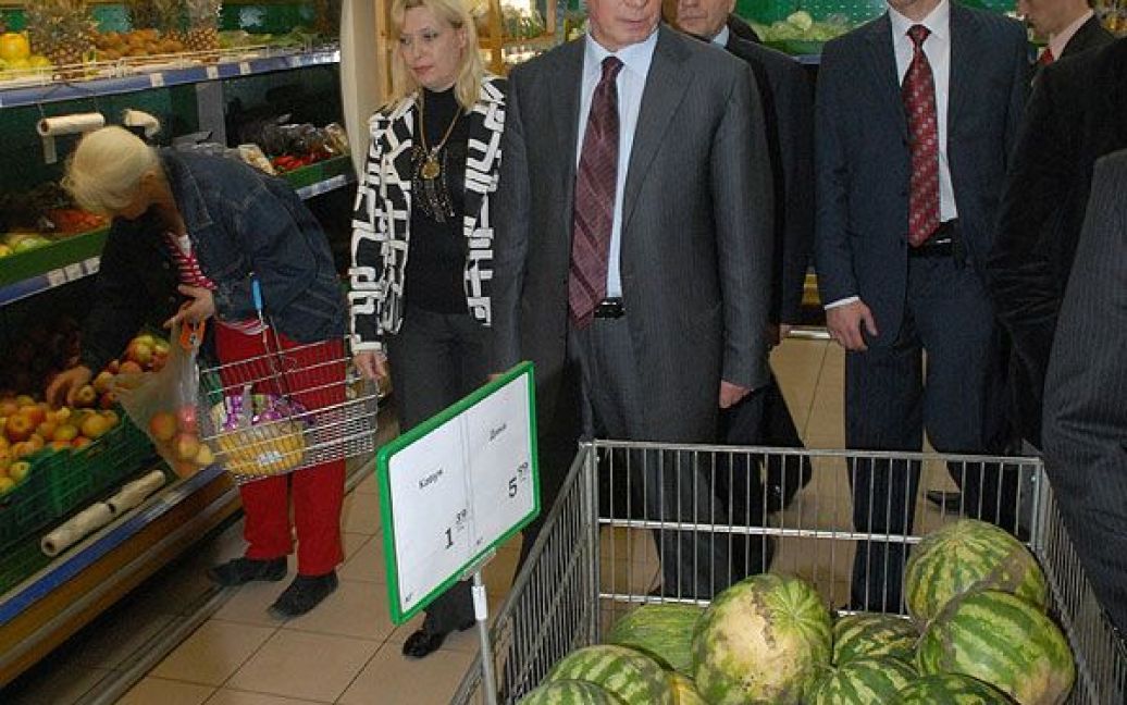 Адміністратор супермаркету повідомив, що Азаров вивчив ціни на яйця, молоко, картоплю та гречку. / © kmu.gov.ua