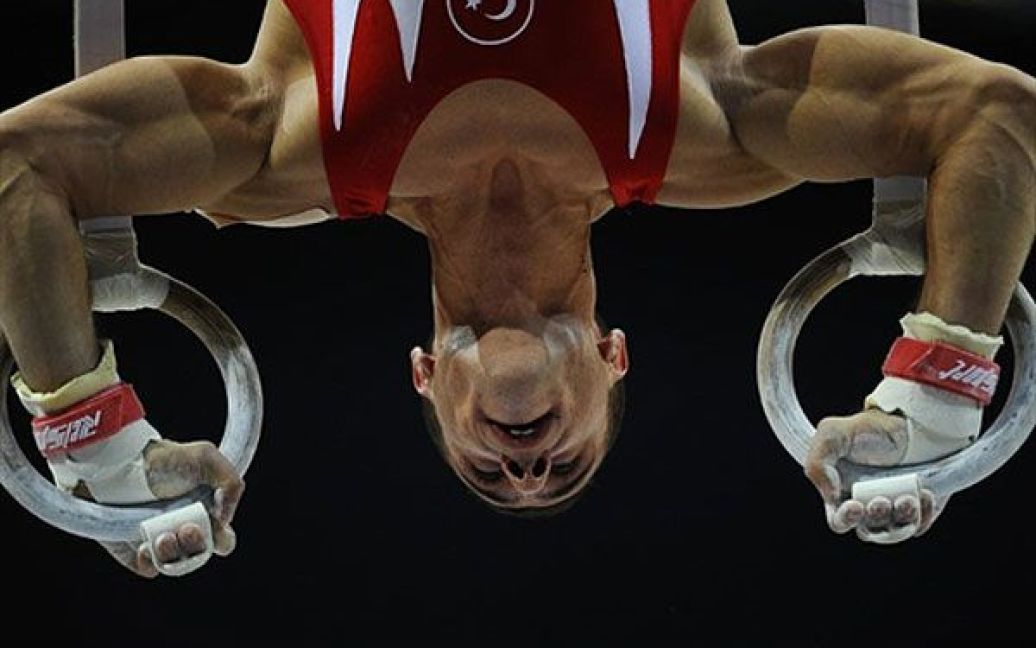 Нідерланди, Роттердам. Турецький спортсмен виконує вправу на кільцях на 42-му Чемпіонаті світу зі спортивної гімнастики у Роттердамі. / © AFP