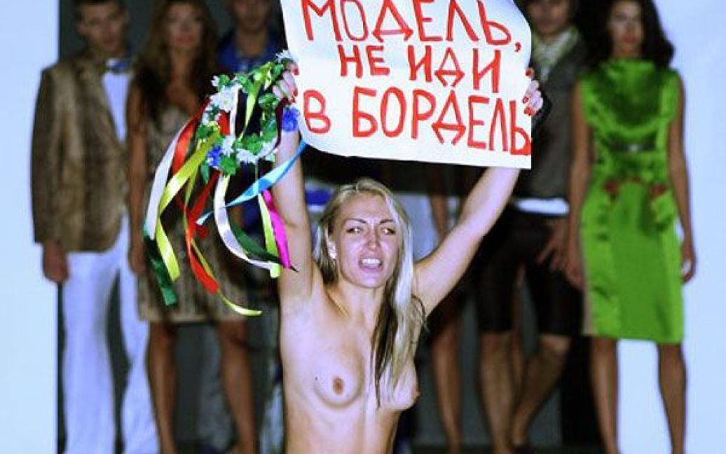 Активістки FEMEN мало не зірвали показ дизайнерки Олени Голець. / © УНІАН