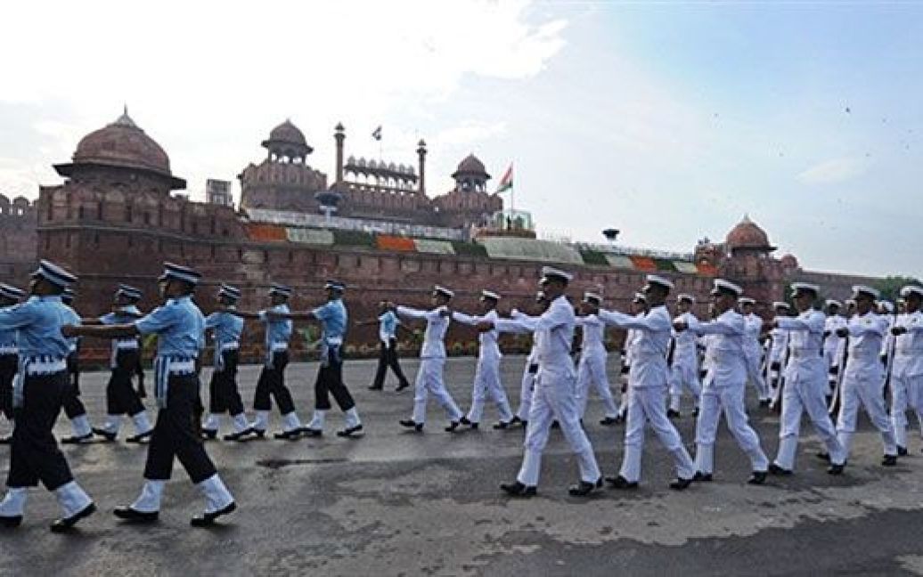 За традицією, місцем проведення святкового параду стала історична фортеця Червоний форт у Нью-Делі, на якій у 1947 році було спущено британський прапор. / © AFP