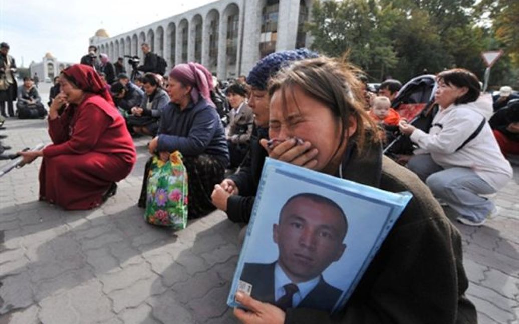 Вшанування пам&rsquo;яті загиблих під час масових заворушень 7 квітня у Бішкеку. Через відсутність абсолютного переможця парламентських виборів, очікується, що уряд Киргизії буде сформовано за кілька тижнів, протягом яких політики будуть зайняті переговорами. / © AFP