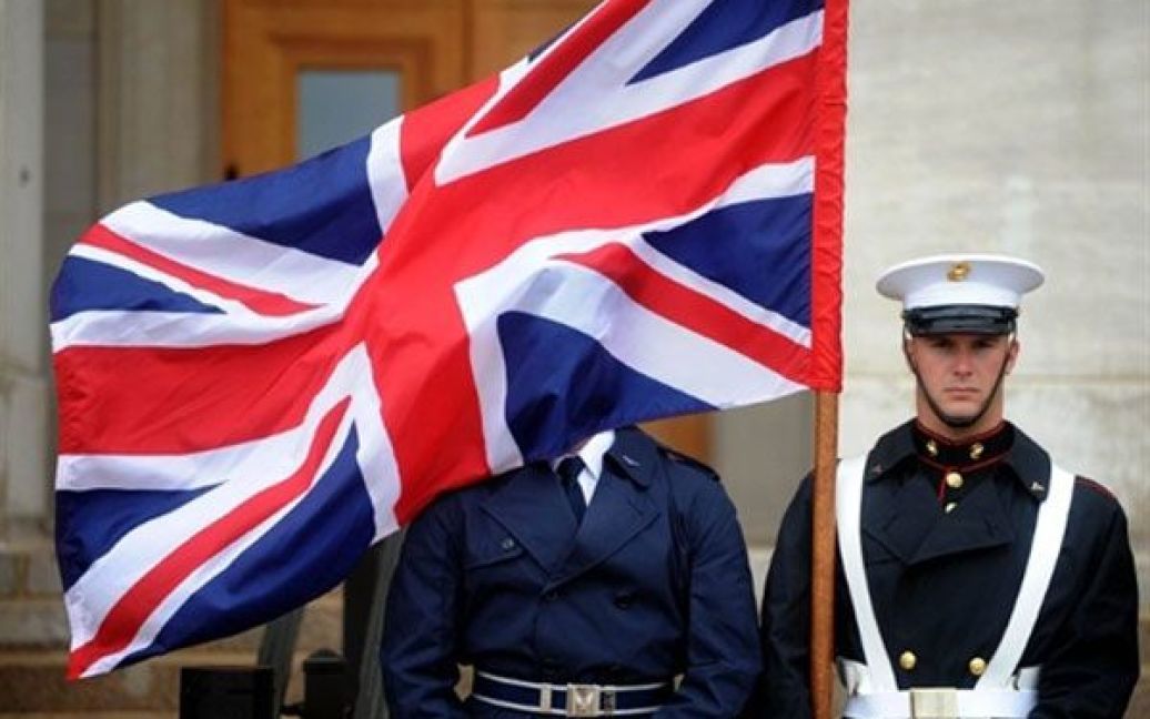 США, Вашингтон. Гвардієць, загорнутий у британський прапор, під час церемонії вітання маршала авіації сера Джока Стеррапа, начальника британського штабу оборони, у Пентагоні. / © AFP