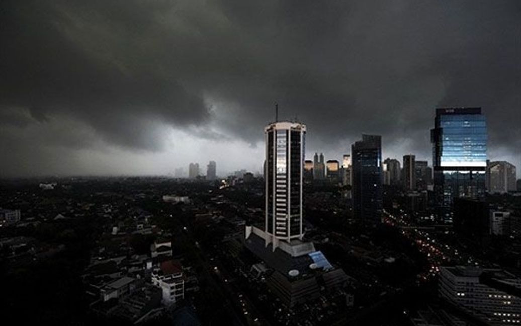 Індонезія, Джакарта. Темні хмари у небі над Джакартою. Неспрятливі
погодні умови в Індонезії цього року можуть стати на заваді початку
курортного сезону в країні. / © AFP