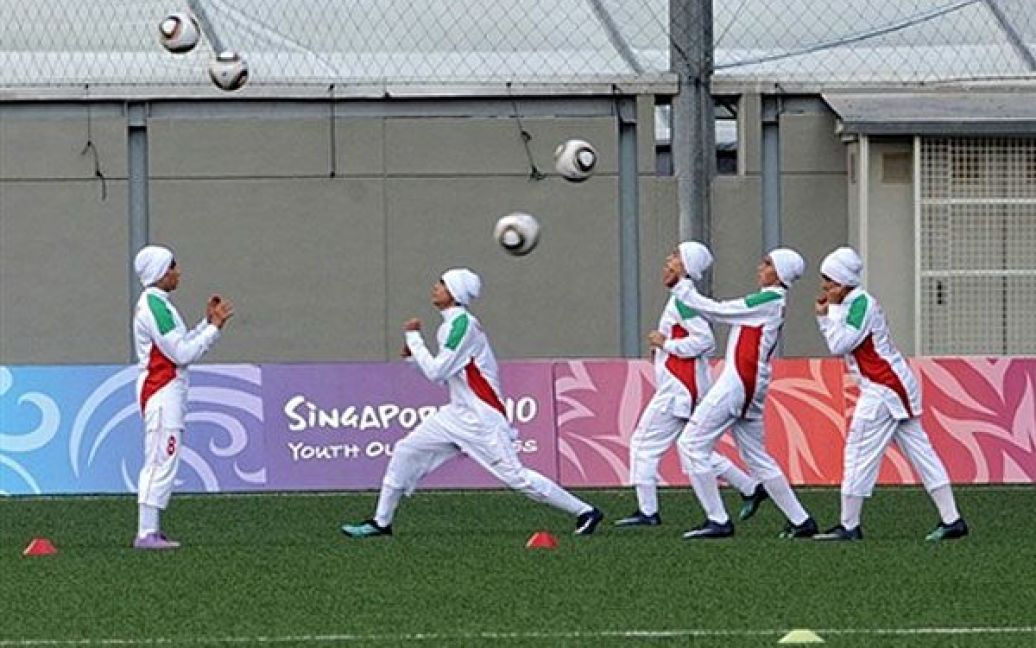 Сінгапур. Іранська жіноча збірна з футболу тренується перед своїм першим матчем зі збірною Туреччини. У Сінгапурі проходить жіночий молодіжний олімпійський футбольний турнір. / © AFP