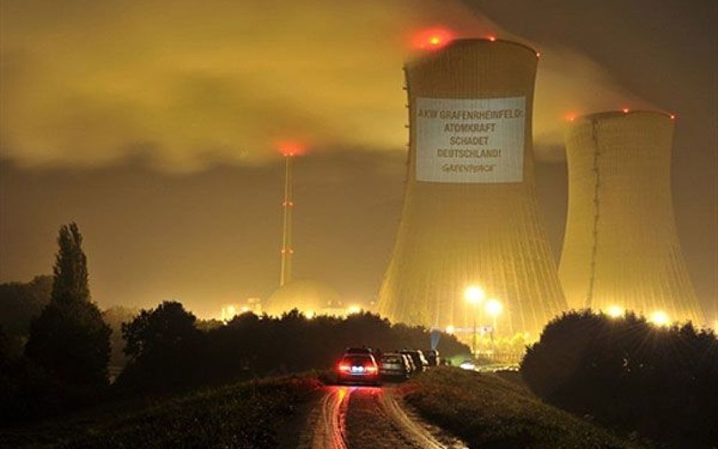 Німеччина. Активісти руху "Грінпіс" розтягли гасло "АЕС Grafenrheinfeld: атомна енергетика шкодить Німеччини" на градирні АЕС у південній Німеччині. Активісти "Грінпіс" проводять акції протесту біля всіх дванадцяти німецьких атомних електростанцій. Вони виступають проти рішення німецького кабінету продовжити роботу АЕС у Німеччині на термін від 8 до 14 років. / © AFP