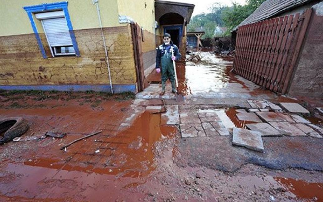 Отрута затопила населені пункти Колонтар і Дечевер, а також газопровід та залізничні шляхи. / © AFP