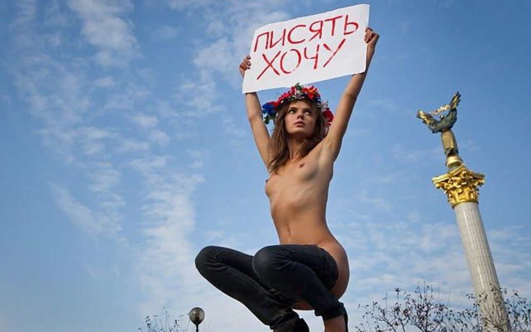 Таким чином, рух FEMEN спробував звернути увагу влади на відсутність громадських туалетів у столиці. / © femen.livejournal.com