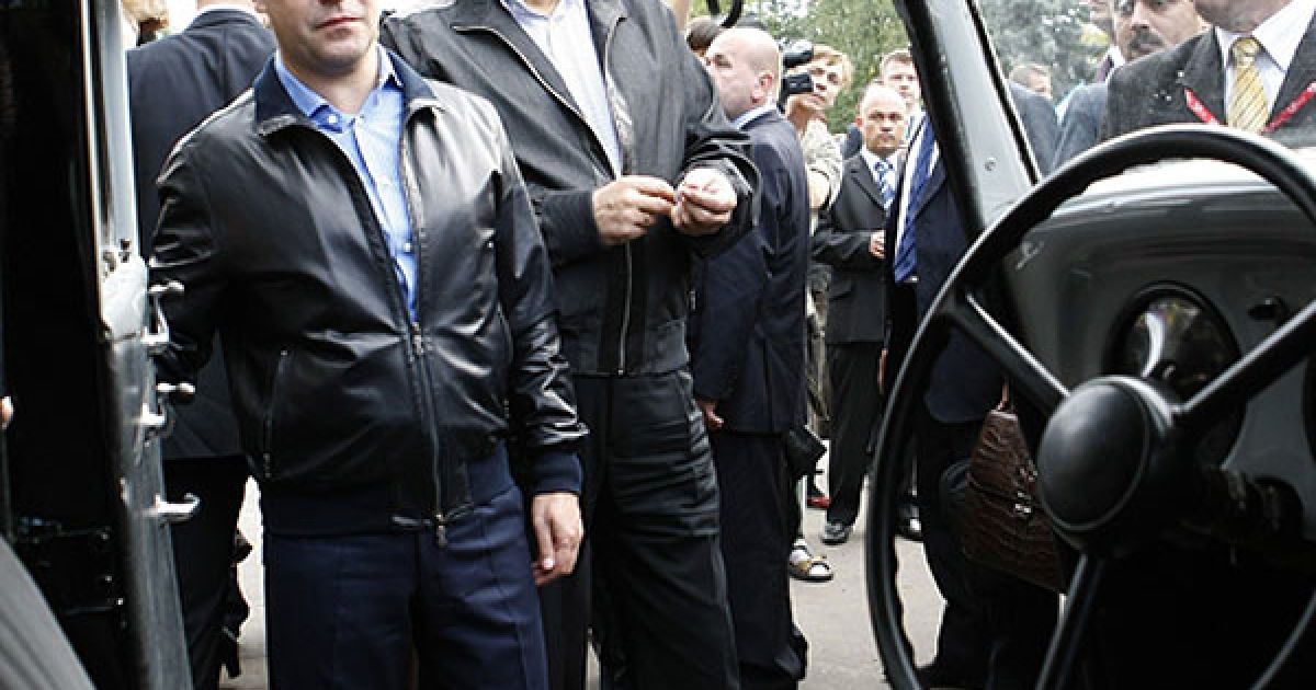 У Глухові на площі перед пам&#039;ятником воїнам-визволителям президенти оглянули ретро-автомобілі. / © President.gov.ua