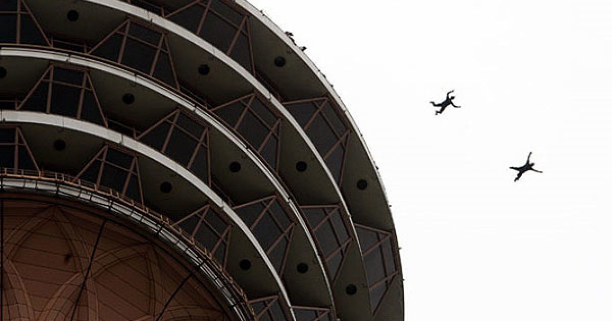 Малайзія, Куала-Лумпур. Вільне падіння бейс-джамперів під час міжнародного стрибка KL Tower. Бейс-джамп означає стрибки з будівель, антен, прольотів мостів, скель тощо. / © The Telegraph