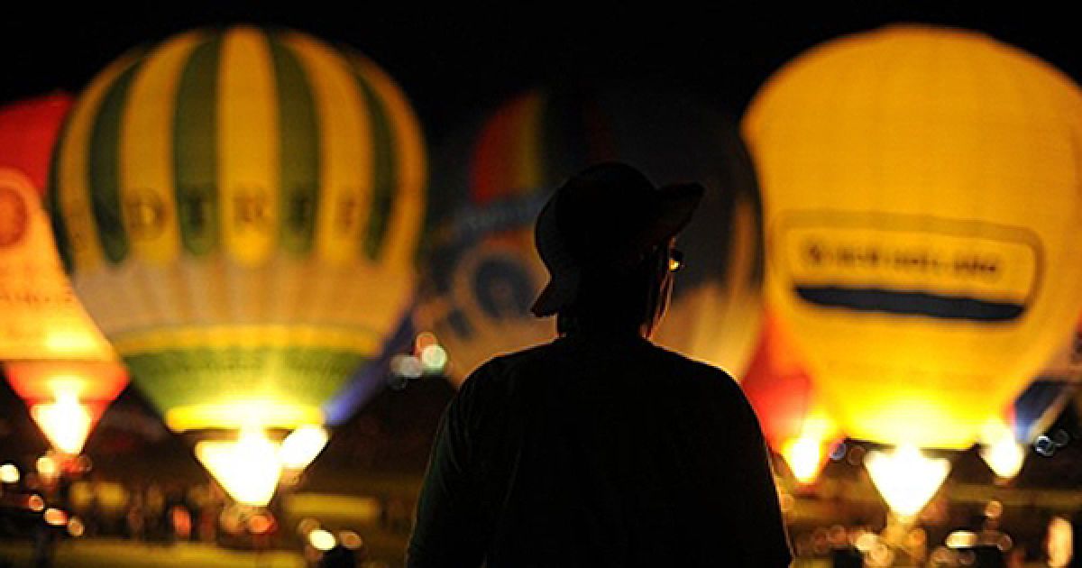 Чоловік спостерігає за зльотом повітряних куль у Бристолі. Зараз у Бристолі відбувається 32-ий міжнародний фестиваль повітряних куль. / © AFP