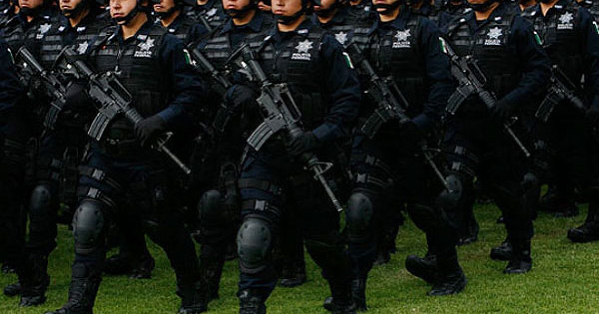 Мексика, Мехіко. Жінки-поліцейські з федерального підрозділу поліції проходять маршем під час церемонії зустрічі президента Мексики Феліпе Кальдерона у федеральному поліцейському центрі розвідки у Мехіко. / © The Telegraph