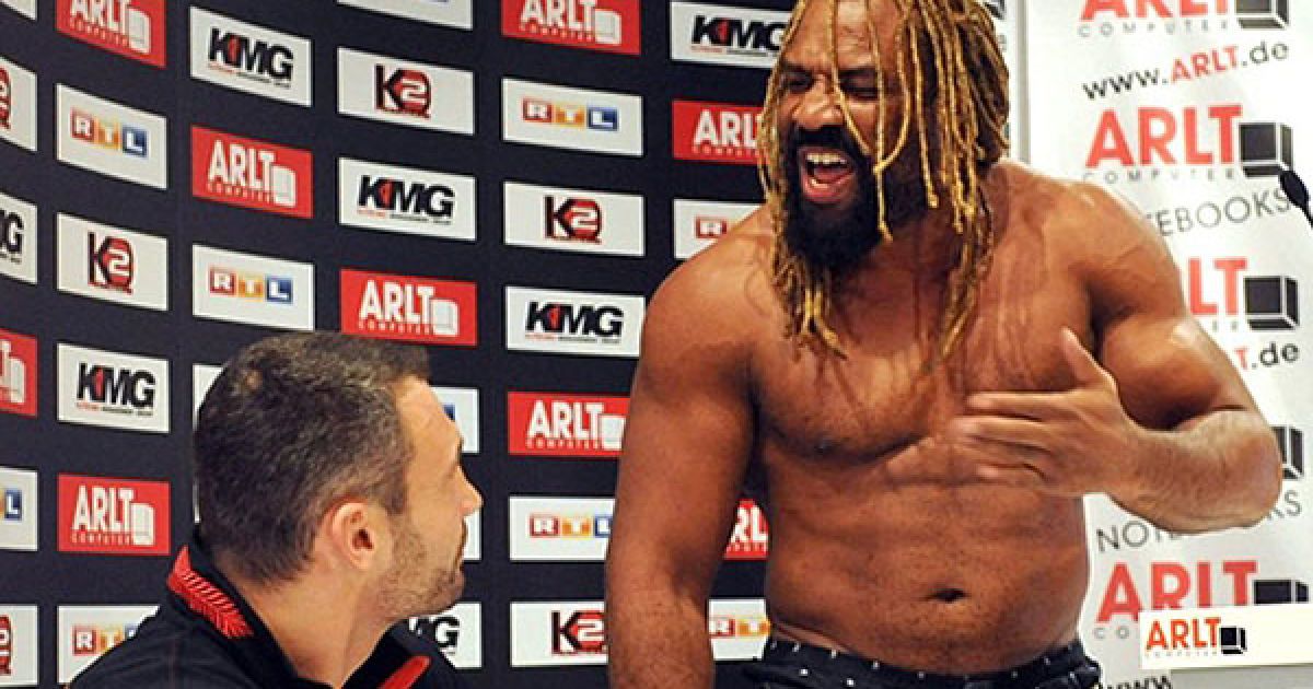 Німеччина, Гамбург. Американський боксер-важкоатлет Шеннон Бріггс влаштував скандал українському боксеру, чемпіону світу за версією WBC у суперважкій вазі Віталію Кличку під час прес-конференції у Гамбурзі. Бій між Вітлаієм Кличком і Шенноном Бріггсом відбудеться 16 жовтня 2010 у Гамбурзі. / © AFP