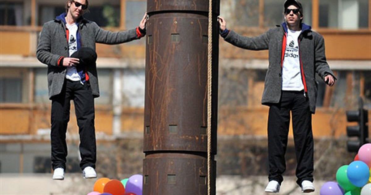 Чилі, Сантьяго. Чилійські ілюзіоністи Ніколя Луїзетті та Джон Пол Олаберрі висять у повітрі поруч із пам'ятником у центрі Сантьяго. Дует ілюзіоністів "Магічні близнюки" ("Magic Twins") виконали свій карколомний трюк &ndash; зависання у повітрі на 200 хвилин &ndash; на честь святкування 200-річчя незалежності країни. / © AFP