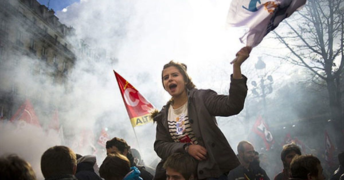 Франція, Париж. Школяр вимахує прапором під час демонстрації перед Сенатом Франції у Парижі. На знак протесту проти урядової пенсійної реформи французи продовжують блокувати склади пального. На третині автозаправних станцій у Франції вичерпалися запаси пального. / © AFP