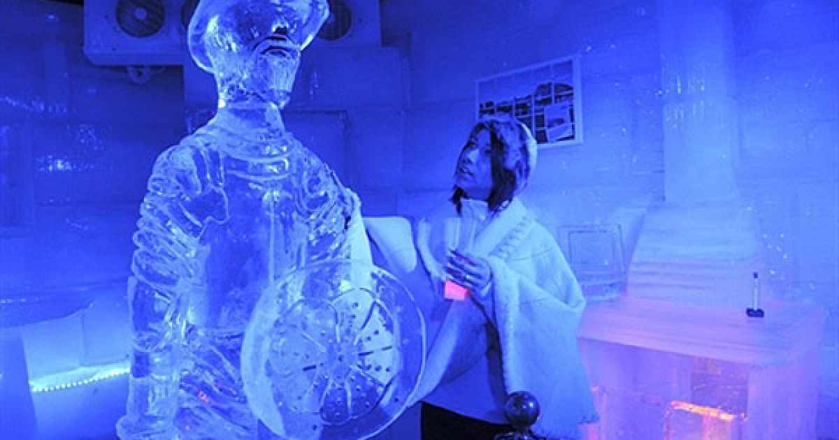 Уругвай, Монтевідео. Туристи роздивляються льодову скульптуру "Дон Кіхот" у крижаному барі в одному з готелів Монтевідео. Крижаний бар у Монтевідео було побудовано зі 180 крижаних блоків розміром 90x50x25 см. / © AFP