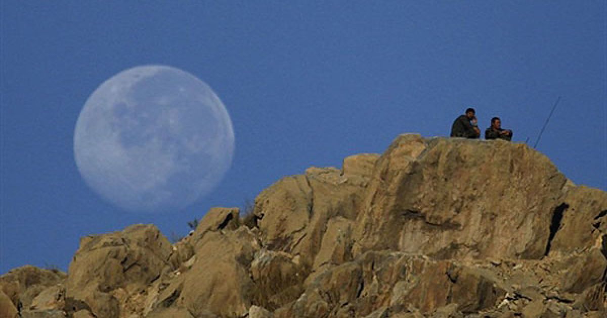 Афганістан, Суробі. Афганські солдати на своєму посту під час проведення військової операції "Удар дракона". / © AFP