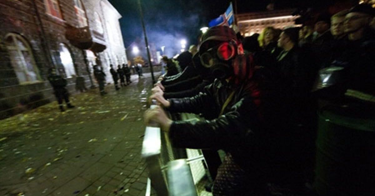Ісландія, Рейк&#039;явік. Більше 8 тисяч людей зібрались на акцію протесту перед будівлею парламенту в Рейк&#039;явіку. Учасники акції протесту із барабанним боєм виступили проти уряду прем&#039;єр-міністр Йоханни Сігурдардоттір та його економічної політики. / © AFP