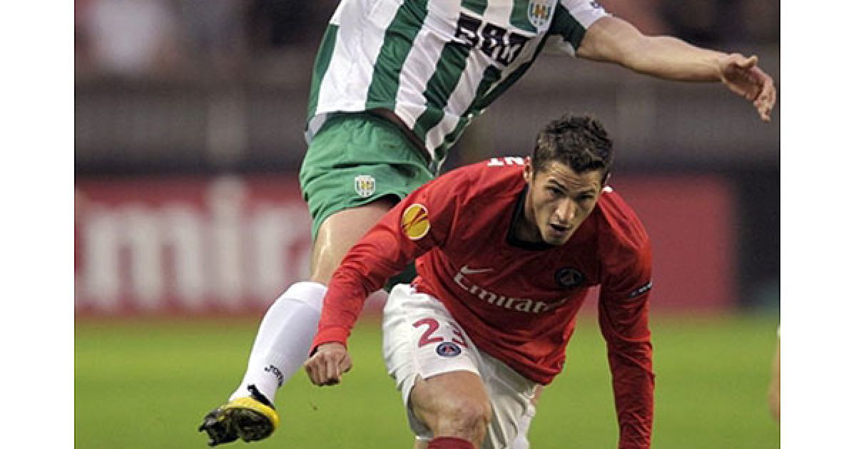 Джеремі Клеман (ПСЖ) обводить Сергія Кузнєцова ("Карпати") / © AFP