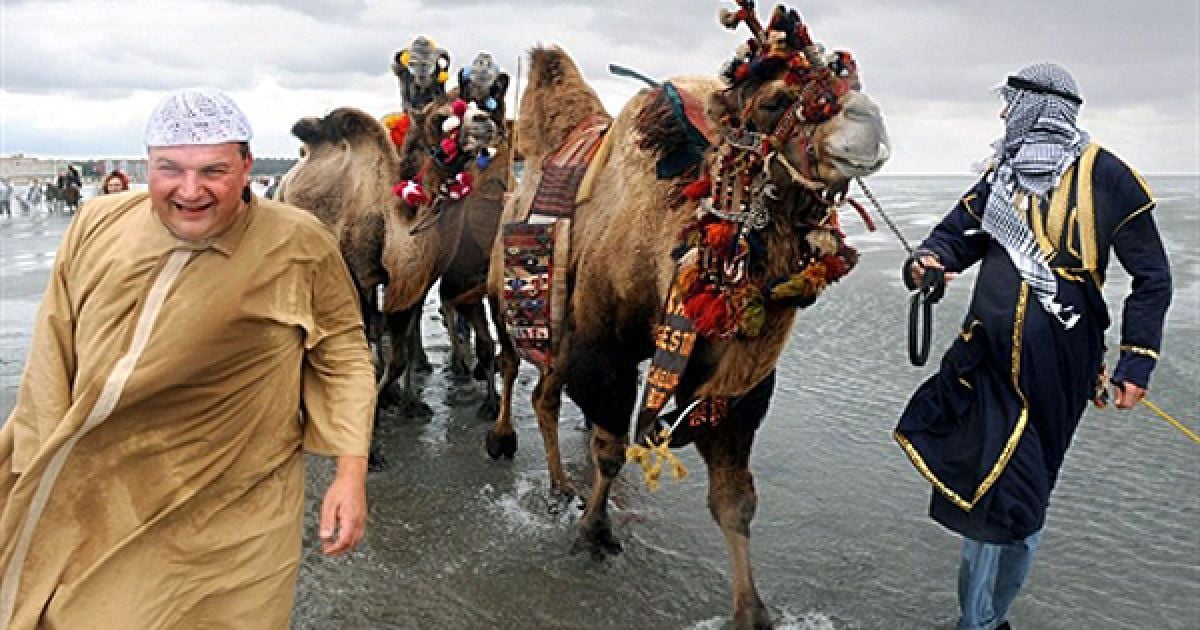 50 активістів громадських організацій влаштували благодійну акцію &laquo;Вечірка у пустелі&raquo; на берегах Ельби. Учасники акції протягом двох з половиною годин збирали кошти у містечках, які стоять на Ельбі. Усі кошти, які були зароблені піл час акції, будуть витрачені для будівництва дитячого хоспісу. / © AFP