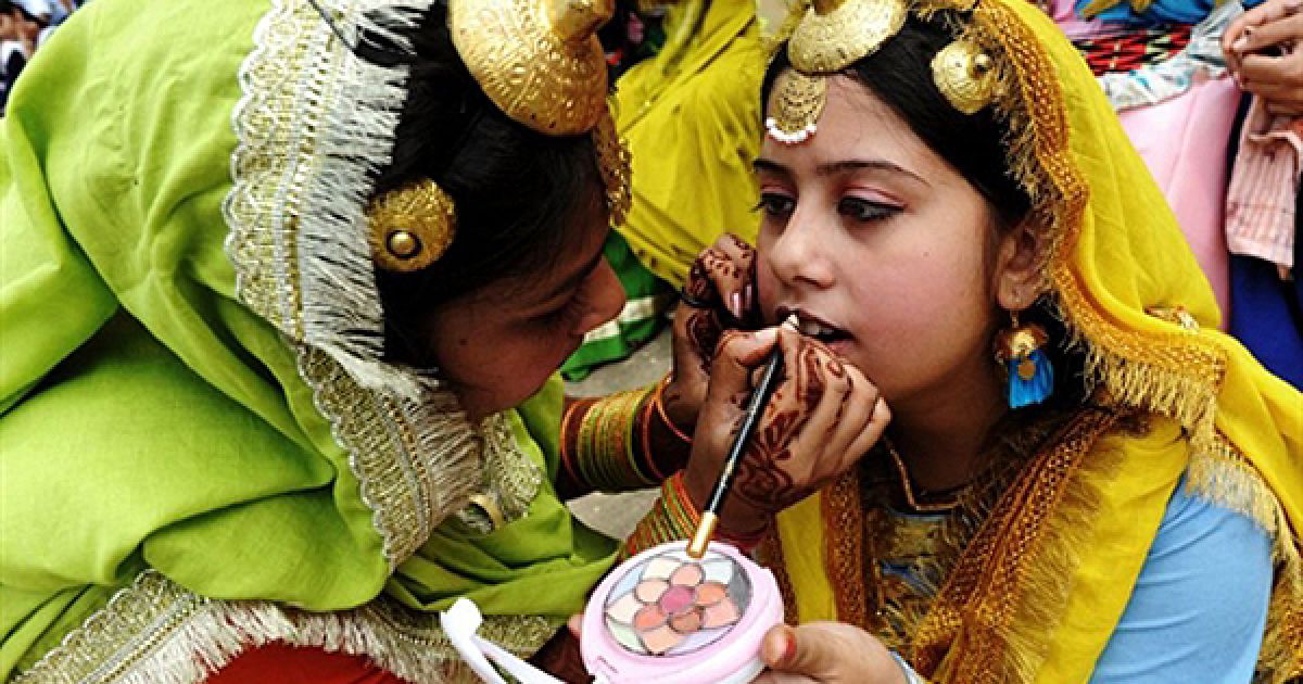 Танцюристки готуються до генеральної репетиції параду з нагоди річниці незалежності Індії у Армітсарі. 15 серпня Індія відсвяткує 63-тю річницю незалежності від Сполученого Королівства. / © AFP