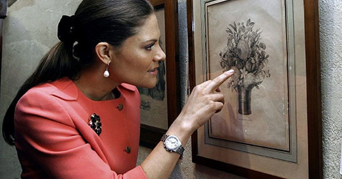 Франція, По. Наслідна принцеса Швеції Вікторія роздивляється гравюру під час візиту до музею Бернадотта. Кронпринцеса Швеції з чоловіком перебуває у Франції з офіційним візитом. / © AFP