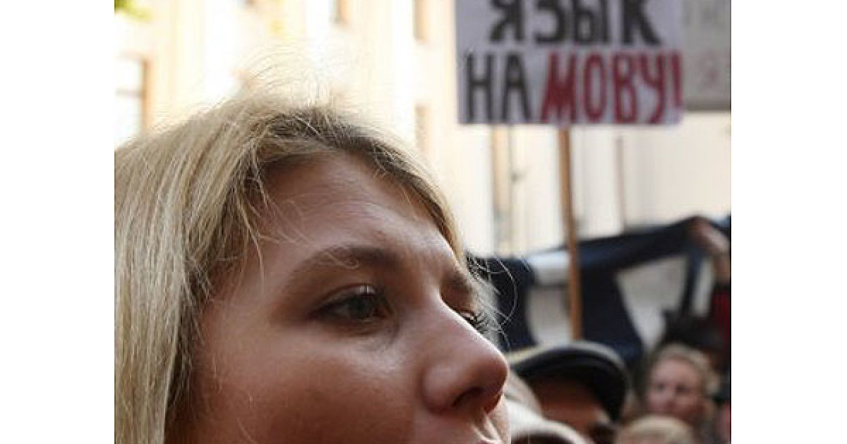 Один з учасників акції у гучномовець постійно озвучував вимогу до ВР не просто перенести розгляд закону, а взагалі зняти його з порядку денного. / © УНІАН