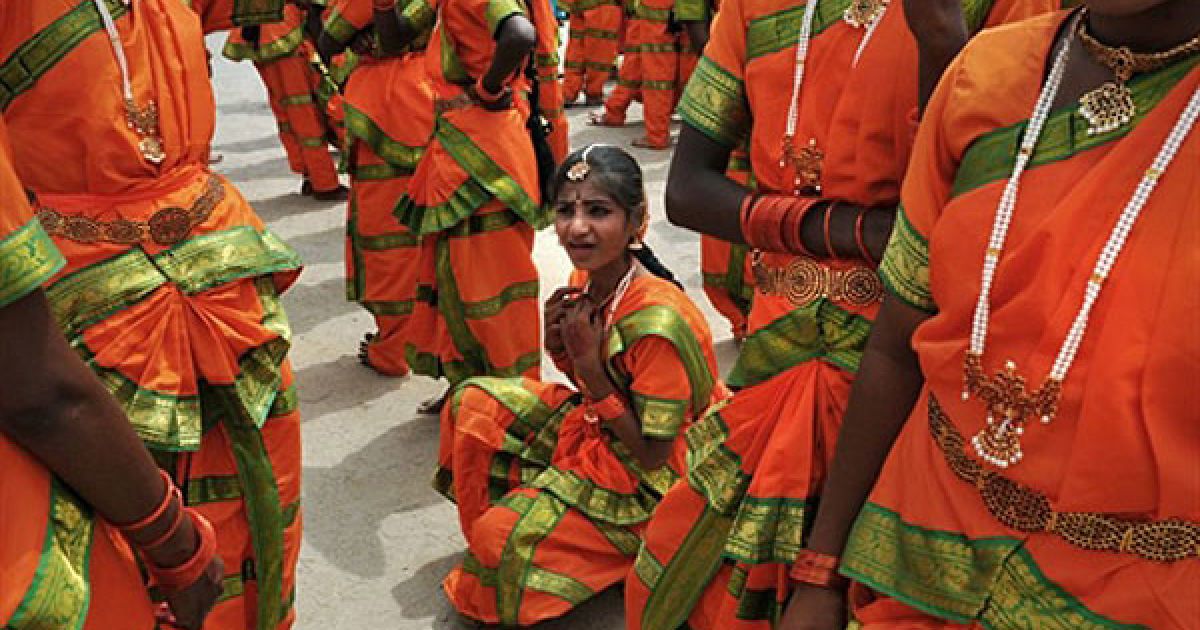 Учні приватної школи з південного штату Карнатака у яскравих костюмах беруть участь в урочистому параді на честь Дня незалежності Індії у Червоному Форті в Нью-Делі / © AFP