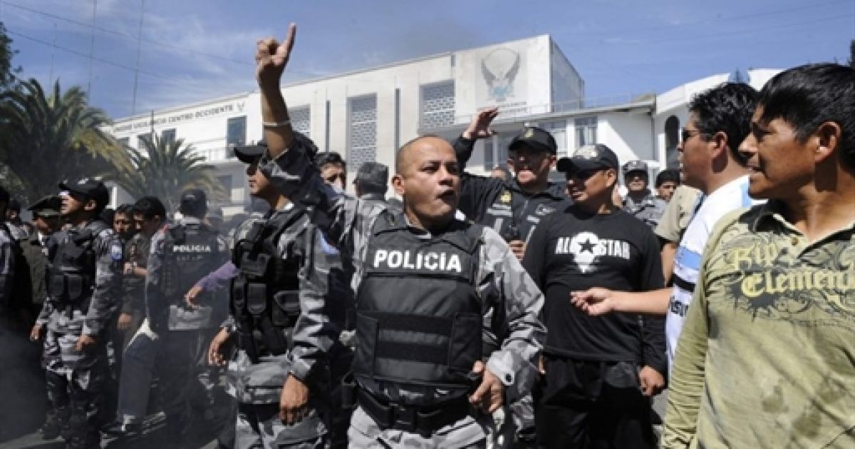 Військові та поліцейські Еквадору зчинили бунт, протестуючи проти нового закону про скасування їм пільг та урізання грошових винагород. / © AFP