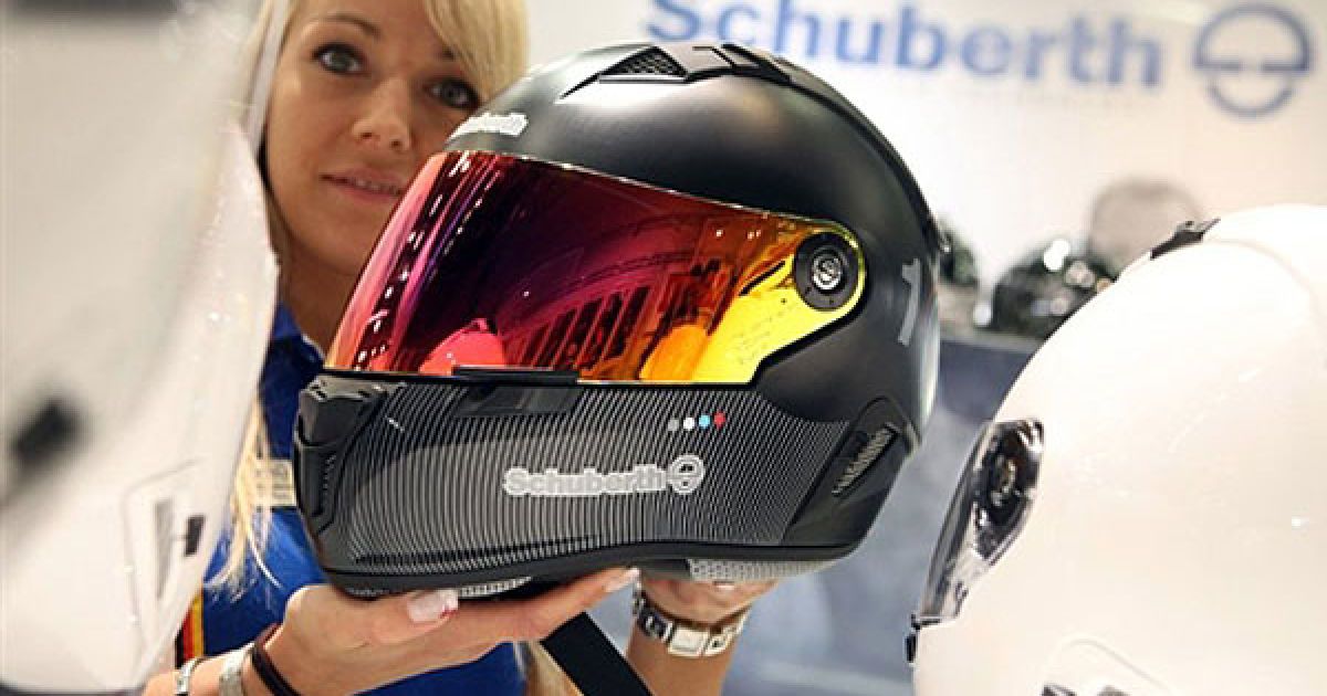Найбільша у світі мотовиставка Intermot, яка проходить у Кельні (Німеччина), цього року зібрала більше тисячі фірм з 40 країн, які представляють мотоцикли, квадроцикли, трайки, скутери тощо. / © AFP