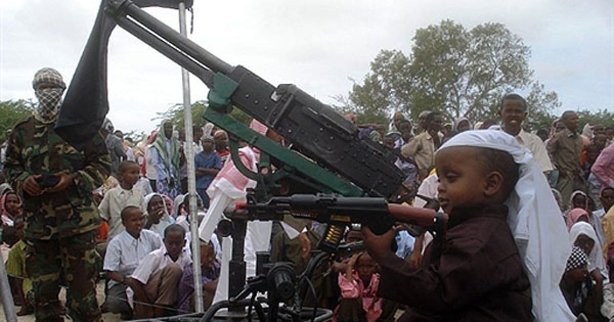 Сомалі, Могадішо. Сомалійський хлопчик грає з іграшковою зброєю у Вабері, південна частина Могадішо, під час свята, яке влаштували з нагоди закінчення священного місяця Рамадан. / © AFP