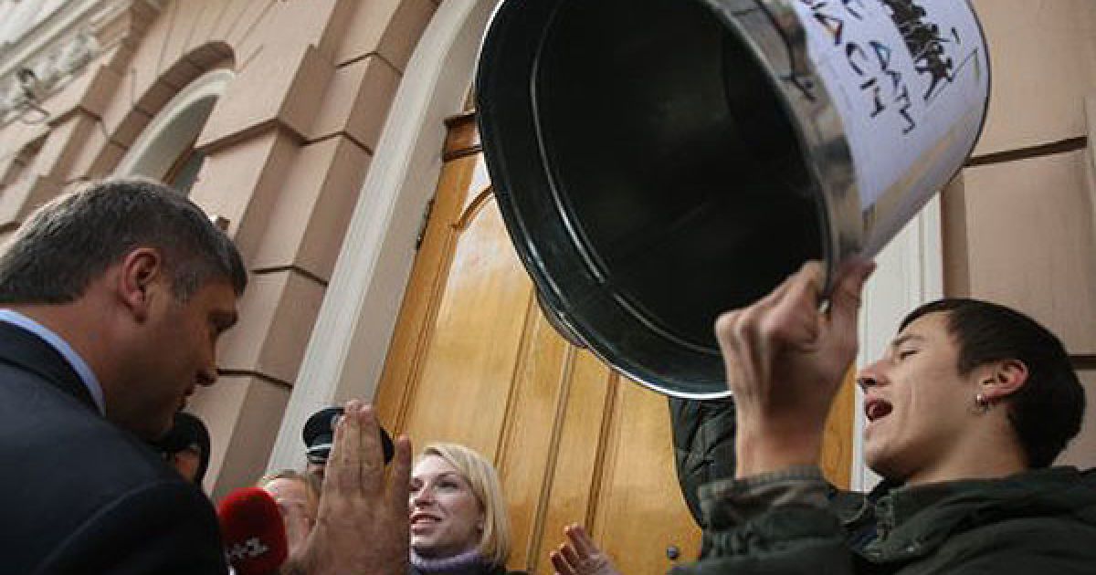 На тротуарі по вулиці Грушевського у Києві зібралися кількасот протестувальників - в основному студенти й пенсіонери / © УНІАН