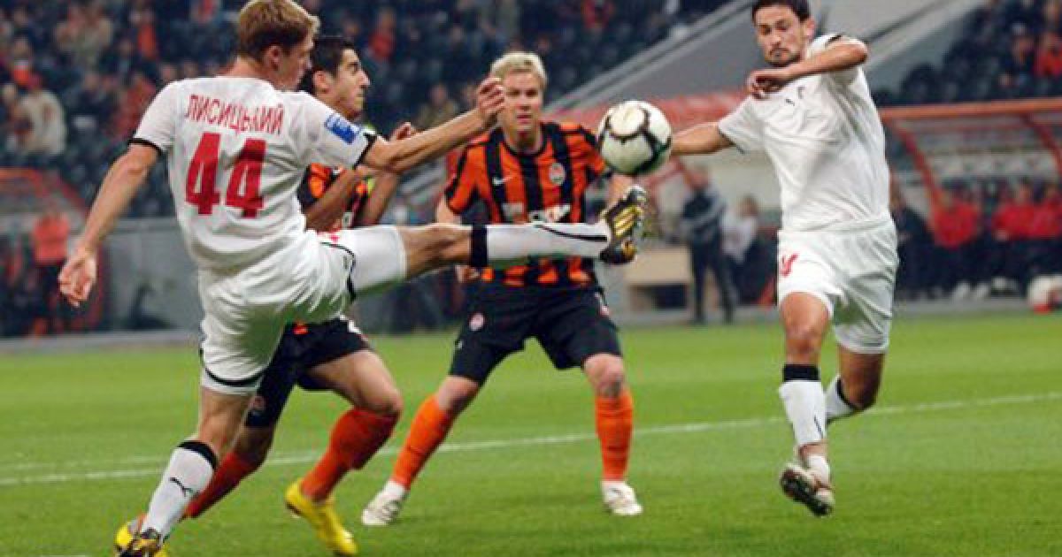 Захисники &rdquo;Кривбаса&rdquo; Віталій Лисицький і Денис Васильєв ведуть боротбу за м&rsquo;яч із захисником &rdquo;Шахтаря&rdquo; Томашем Хюбшманом