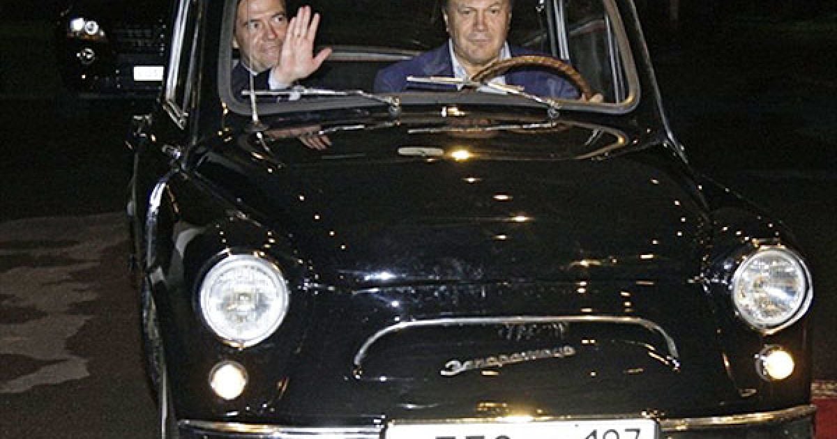 Президенти України і Росії Віктор Янукович і Дмитро Мєдвєдєв взяли участь у міжнародному автопробігу / © AFP