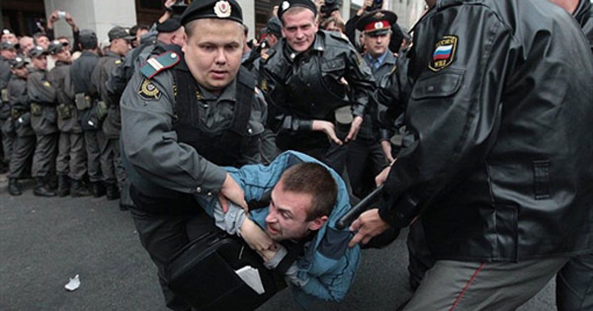Росія, Москва. Російська міліція затримала сотні демонстрантів та кілька лідерів російської опозиції під час несанкціонованої акції протесту "Стратегія 31" у Москві та Санкт-Петербурзі. Міліція розігнала акцію, а прем&#039;єр-міністр РФ Володимир Путін пообіцяв ввести жорсткіші заходи проти несанкціонованих зборів. / © AFP