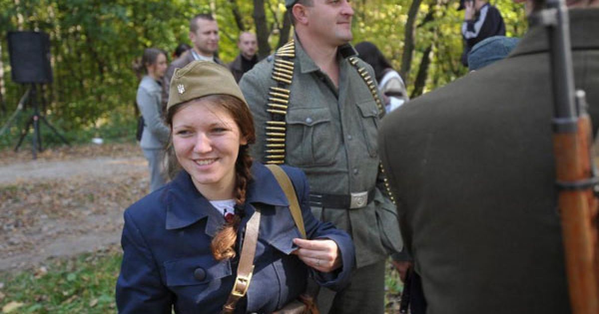 Учасники маршу пообідали на площі Ринок. Ресторан "Криївка" пригощав їх кулішем з квашеними огірками. / © gazeta.ua