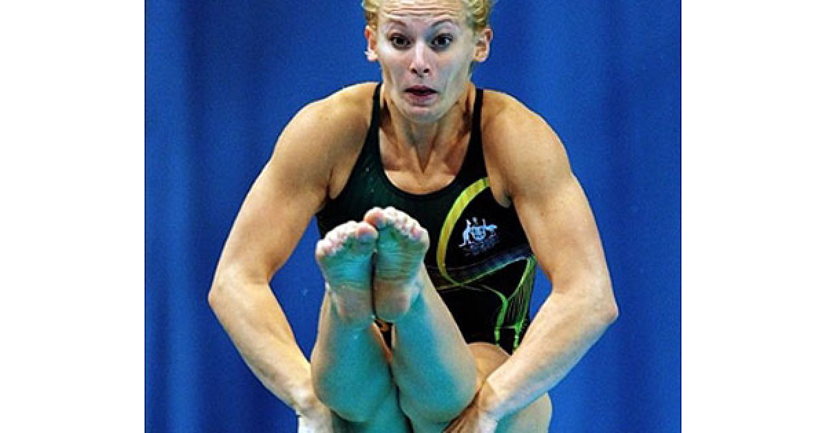 Індія, Нью-Делі. Австралійка Жаель Патрік виконує стрибок під час змагань зі стрибків у воду на Іграх Співдружності у Нью-Делі. / © AFP